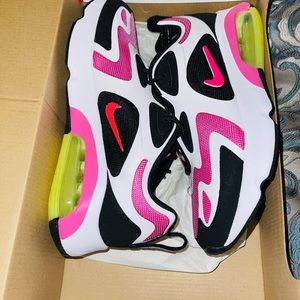 NWT - Nike Air Max 200